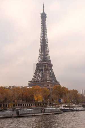 Téléchargez les photos : Photographie montrant les vues de la Tour Eiffel à Paris prises depuis un pont sur la Seine. - en image libre de droit