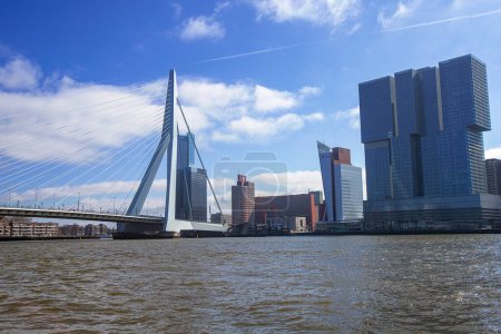 Foto de Fotografía del puente Erasmusbrug en Rotterdam, Países Bajos y detalle de la ciudad y el canal - Imagen libre de derechos