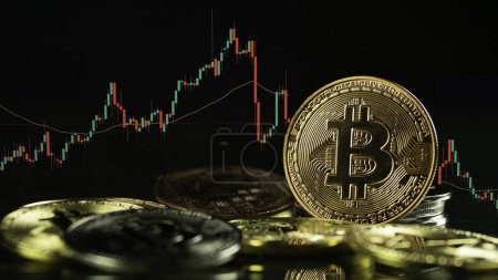 Téléchargez les photos : Bitcoins d'or crypto-monnaie avec blockchain concept de technologie avec des graphiques et des graphiques, les investissements de monnaie électronique dans le marché virtuel des actifs numériques, le commerce dans le futur mondial - en image libre de droit