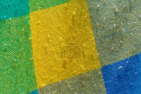 Detail aus farbigem Wollstoff, der bei Verwendung mit einigen Flecken darauf getragen wird, Textur aus Stoff