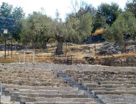 Foto de Un pequeño teatro antiguo, utilizado para actuaciones musicales, en la ciudad de Palea Epidavros, Grecia - Imagen libre de derechos