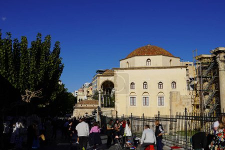Téléchargez les photos : 2 décembre 2023, Athènes, Grèce. La mosquée Tzistaraki et une partie de la bibliothèque Hadrians - en image libre de droit