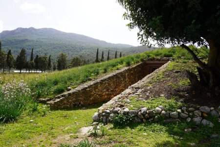Eingang zum Grabhügel oder Tymbos der Platanen, die während der berühmten Schlacht von Marathon von 490 v. Chr. gefallen sind