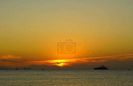 Téléchargez les photos : Vue du coucher du soleil depuis le rivage de Glyfada, Grèce - en image libre de droit