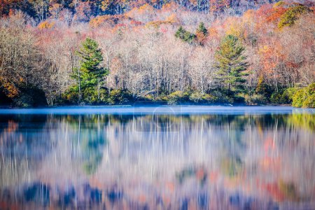 Foto de Precio juliano lago y abuelo montaña otoño temporada - Imagen libre de derechos