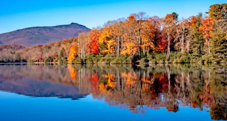 Foto de Precio juliano lago y abuelo montaña otoño temporada - Imagen libre de derechos