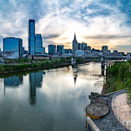 Foto de Nashville Tennessee skyline en el centro de Shelby Street Bridge - Imagen libre de derechos
