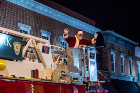 Téléchargez les photos : Petite ville Noël défilé scènes de rue - en image libre de droit