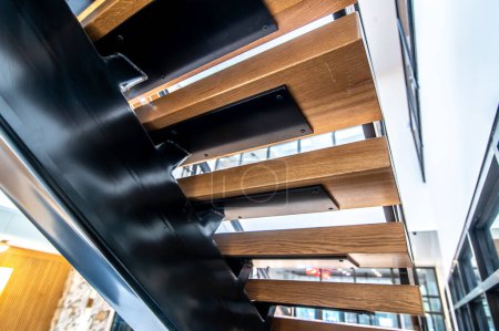Foto de Barandilla moderna y escalera en el nuevo edificio terminado - Imagen libre de derechos