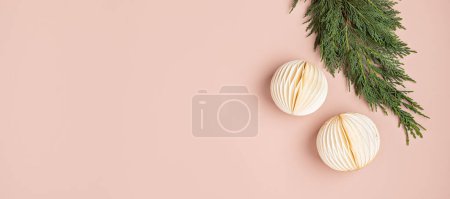 Téléchargez les photos : Décorations scandinaves en nid d'abeille en papier de Noël. Décoration de Noël moderne, minimaliste et sans plastique. Couché plat, vue du dessus - en image libre de droit