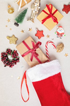 Foto de Medias rojas de Navidad con regalos y decoración. Concepto tradicional de celebración de Navidad - Imagen libre de derechos