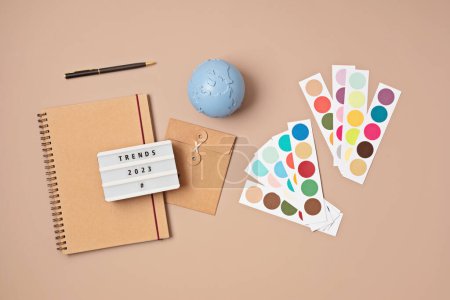 Téléchargez les photos : Lightbox avec tendances de texte 2023 et palettes de couleurs. Tendances de couleur populaires et tendances pour l'idée de nouvelle année - en image libre de droit