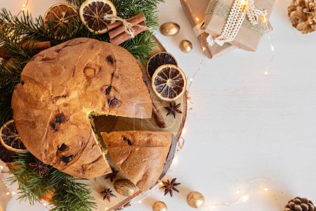 Foto de Panettone, dulces tradicionales italianos de Navidad para la celebración de las vacaciones de invierno. Desierto de Navidad, concepto de cena festiva - Imagen libre de derechos