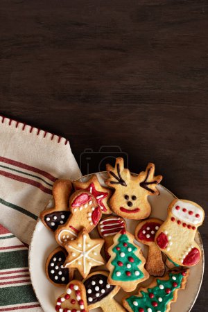 Foto de Tradicionales Navidad preparación de galletas caseras. Celebración de vacaciones de invierno. Galletas de Navidad con hielo para regalos de bricolaje - Imagen libre de derechos