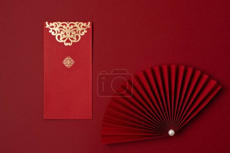 Foto de Año nuevo chino festival decoración sobre fondo rojo. tradicionales bolsillos rojos año nuevo lunar, abanico de papel para la fortuna, la prosperidad, la riqueza. Piso tendido, vista superior - Imagen libre de derechos