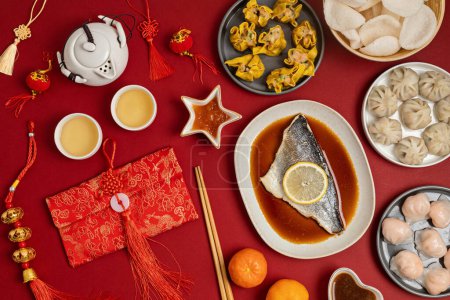 Foto de Año nuevo chino mesa del festival sobre fondo rojo. Comida tradicional de año nuevo lunar. Piso tendido, vista superior - Imagen libre de derechos