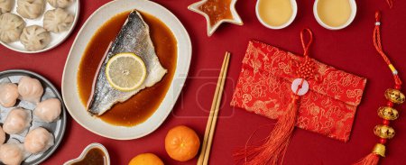 Téléchargez les photos : Table de festival du Nouvel An chinois sur fond rouge. Nourriture traditionnelle du Nouvel An lunaire. Couché à plat, vue de dessus. Bannière - en image libre de droit