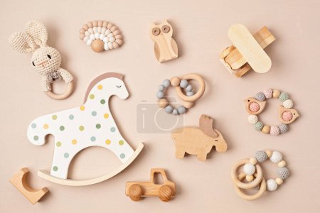 Foto de Eco fiendly juguetes de madera para niños. Juguetes sensoriales, sostenibles y de desarrollo para bebés y niños pequeños. Vista superior, plano - Imagen libre de derechos