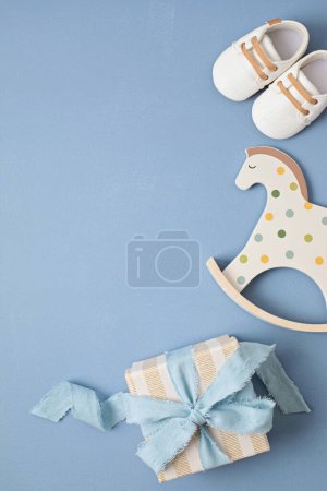 Foto de Baby shower, gender reveal, birthday party background with gift box and baby toys. Top view, flatlay, copy space - Imagen libre de derechos
