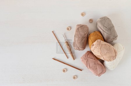Photo pour Craft knitting hobby background with yarn in natural colors. Recomforting hobby to reduce stress for cold fall and winter weather. Mock up, copy space, top view - image libre de droit
