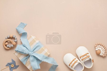 Téléchargez les photos : Baby shower, gender reveal, birthday party background with gift box and baby toys. Top view, flatlay, copy space - en image libre de droit