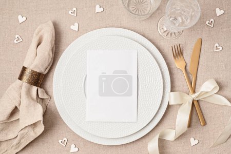 Téléchargez les photos : Festive wedding, birthday table setting with golden cutlery and porcelain plate. Blank card mockup. Party menu template. Flat lay, top view - en image libre de droit