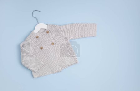 Téléchargez les photos : Vêtement bébé neutre pour le genre. Vêtements en coton biologique, mode nouveau-né, marque, idée de petite entreprise. Couché plat, vue du dessus - en image libre de droit