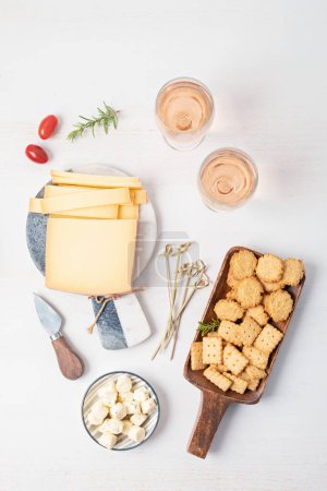 Téléchargez les photos : Top view on the table with cheese and appetizers. Apero, buffet party concept - en image libre de droit