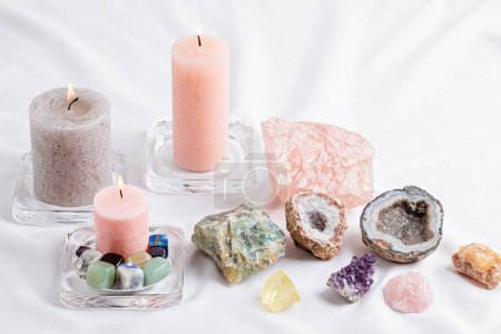 Foto de Curación de cristales de chakra reiki sobre fondo de tela. Piedras preciosas para el bienestar, armonía, meditación, relajación, prácticas metafísicas, espirituales. Concepto de poder energético - Imagen libre de derechos