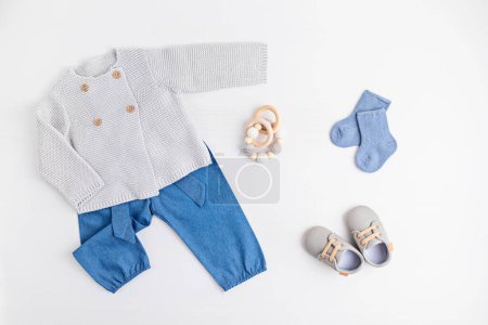 Téléchargez les photos : Vêtements et accessoires neutres pour bébés. Vêtements en coton biologique, mode nouveau-né, marque, idée de petite entreprise. Couché plat, vue du dessus - en image libre de droit