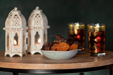 Téléchargez les photos : Ramadan Kareem et iftar nourriture musulmane, concept de vacances. Plateaux aux noix et fruits secs et latternes aux bougies. Idée de célébration - en image libre de droit