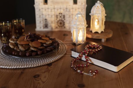 Téléchargez les photos : Ramadan Kareem et iftar nourriture musulmane, concept de vacances. Plateaux aux noix et fruits secs et latternes aux bougies. Idée de célébration - en image libre de droit