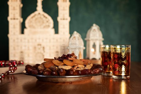 Foto de Ramadán Kareem e iftar comida musulmana, concepto de vacaciones. Calendario de Adviento, decoración ramadán. Idea de celebración - Imagen libre de derechos