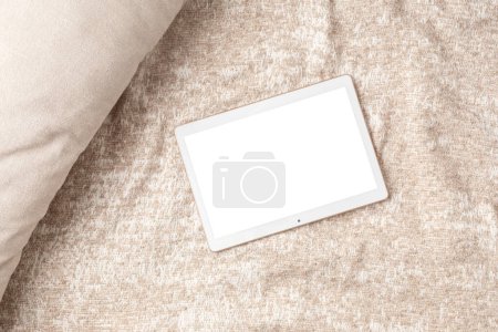 Téléchargez les photos : Maquette de pad ou tablette flatlay sur fond de couverture beige, avec espace de copie d'écran blanc pour votre texte. Pose plate, vue du dessus photo maquette. - en image libre de droit