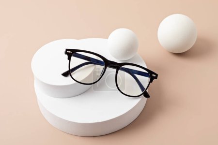 Foto de Gafas con estilo. Tienda óptica, selección de gafas en óptica, accesorios de moda - Imagen libre de derechos