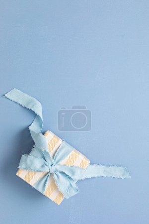 Téléchargez les photos : Baby shower, gender reveal, birthday party background with gift box and baby toys. Top view, flatlay, copy space - en image libre de droit