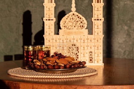 Téléchargez les photos : Ramadan Kareem and iftar muslim food, holiday concept. Advent calendar, ramadan decoration. Celebration idea - en image libre de droit