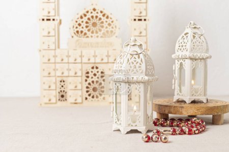 Téléchargez les photos : Ramadan Kareem et iftar nourriture musulmane, concept de vacances. Calendrier de l'Avent, décoration du ramadan. Idée de célébration - en image libre de droit