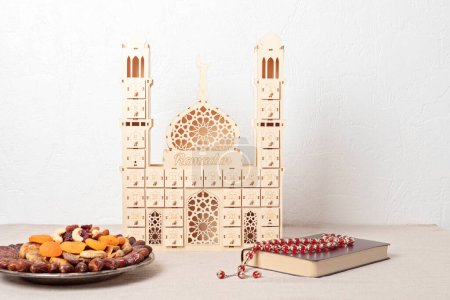 Téléchargez les photos : Ramadan Kareem et iftar nourriture musulmane, concept de vacances. Calendrier de l'Avent, décoration du ramadan. Idée de célébration - en image libre de droit