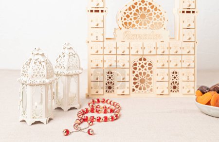 Foto de Ramadán Kareem e iftar comida musulmana, concepto de vacaciones. Calendario de Adviento, decoración ramadán. Idea de celebración - Imagen libre de derechos