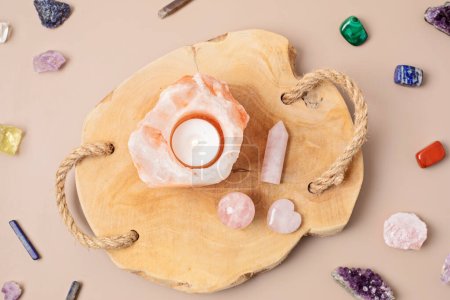 Téléchargez les photos : Bougeoir et pierres précieuses en sel gemme de l'Himalaya. Équilibre et flux d'énergie calme à la maison, purifier l'air, diminuer le concept de niveau de stress - en image libre de droit