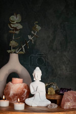 Téléchargez les photos : Statue de Bouddha, bougeoir de sel gemme himalayen et pierres précieuses. Équilibre et flux d'énergie calme à la maison, purifier l'air, diminuer le concept de niveau de stress - en image libre de droit