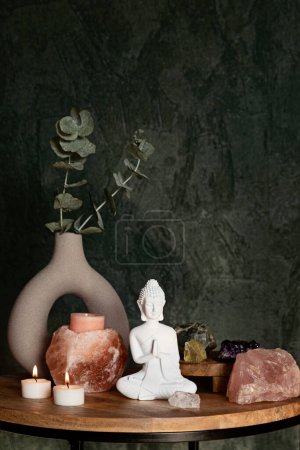 Foto de Estatua de Buda, candelero de sal de roca himalaya y piedras preciosas. Equilibrio y flujo de energía tranquila en el hogar, purificar el aire, disminuir el concepto de nivel de estrés - Imagen libre de derechos