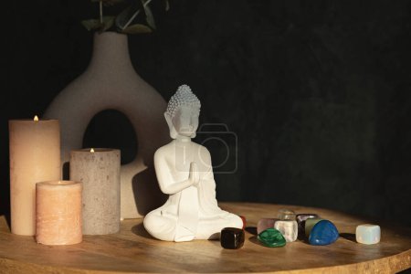 Foto de Estatua de Buda, velas y piedras preciosas. Equilibrio y flujo de energía tranquila en el hogar, purificar el aire, disminuir el concepto de nivel de estrés - Imagen libre de derechos