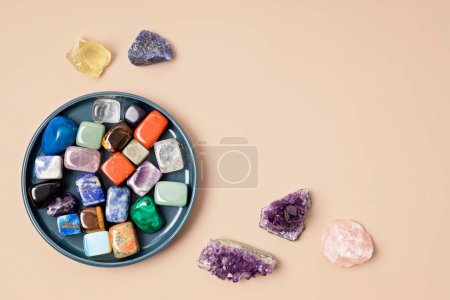 Foto de Curando cristales de chakra reiki. Piedras preciosas para el bienestar, armonía, meditación, relajación, prácticas metafísicas, espirituales. Concepto de poder energético - Imagen libre de derechos