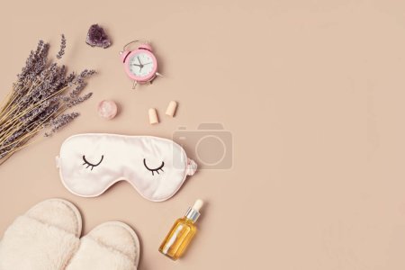 Foto de Cristales de chakra curativos, lavanda y máscara para dormir. Mejorar la calidad del sueño con piedras preciosas. Tratamiento natural del insomnio - Imagen libre de derechos