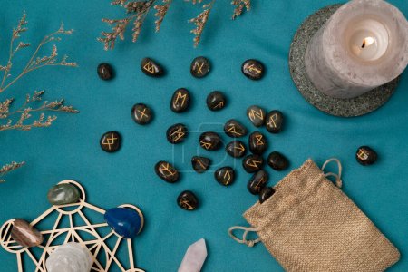 Téléchargez les photos : Ensemble de pierres runiques pour la divination et la bonne aventure. Nature morte mystique avec des runes de labradorite. Idée de rituels ésotériques, occultes, de sorcellerie - en image libre de droit