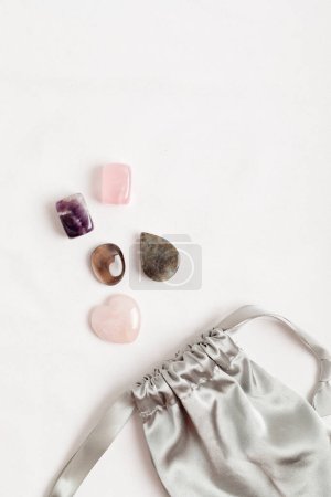 Foto de Kit de cristales para calmar y relajar. Amatista, rosa y cuarzo ahumado, gemas de labradorita para curar la idea de regalo de ansiedad. Plano laico, maqueta vista superior - Imagen libre de derechos