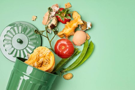 Grüner Kompost und Küchenreste. Recycling-Schrott, nachhaltiger und abfallfreier Lebensstil. Obst und Gemüseabfälle verwandeln sich in organischen Dünger. Ansicht von oben, flach