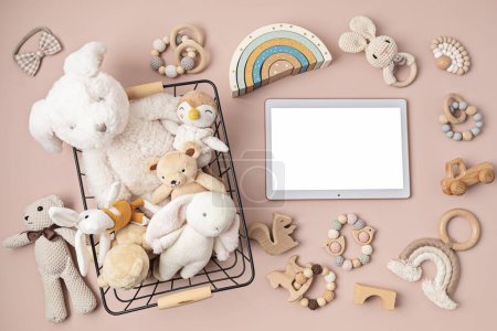 Téléchargez les photos : Jouets pour enfants éco-diaboliques et maquettes de tapis tactiles. Application pour les jouets sensoriels durables, développementaux pour bébés, tout-petits, la vente de jouets d'occasion en ligne. Vue de dessus, plan plat - en image libre de droit